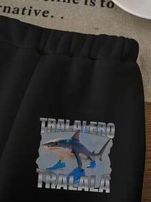 SHEIN Playful Pals 1 套年轻男孩休闲可爱意大利 Brainrot 图案运动衫和运动裤套装，鲨鱼印花和“TRALALERO TRALALA”图案圆领套头衫和裤子套装，秋冬 - 彩色 - 查看 6