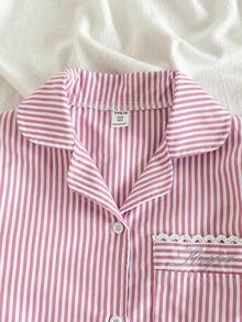 SHEIN Vintaside Kids 2 件女童优雅粉白条纹刺绣口袋、袖口和下摆蕾丝边开衫和裤子休闲舒适睡衣套装 - 粉色 - 查看 7