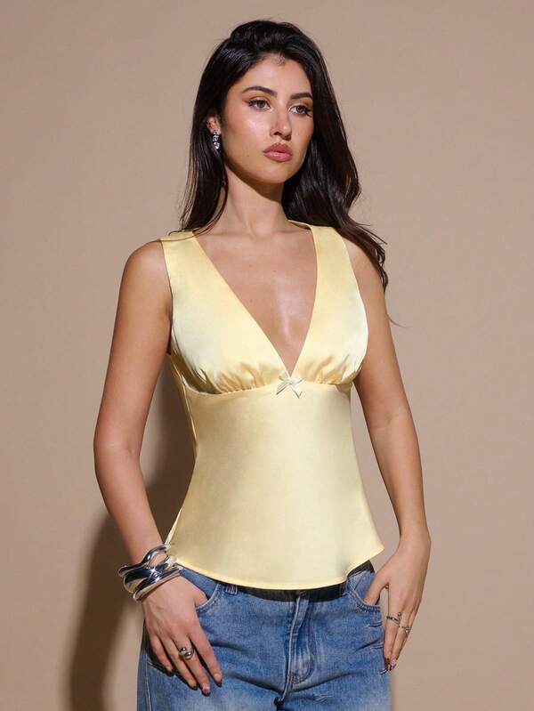 SHEIN BAE Camiseta de satén con cuello en V y lazo, top de cóctel para fiesta, top de ocasión formal, blusa de satén sexy para mujer, para Navidad, fiesta de cóctel, uso casual de negocios, ropa exterior