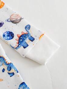 Cozy Pixies Zweiteiliges Pyjama-Set für Jungen mit Cartoon-Tierprint, weichem Strickoberteil mit Rundhalsausschnitt und langen Ärmeln sowie elastischer Hose. Das Set besteht aus einem kuscheligen Baby-Schlafanzug mit langen Ärmeln, einem Baby-Schlafanzug-Set, einem Kleinkind-Schlafanzug-Set und einem Outfit mit Dinosaurierprint.