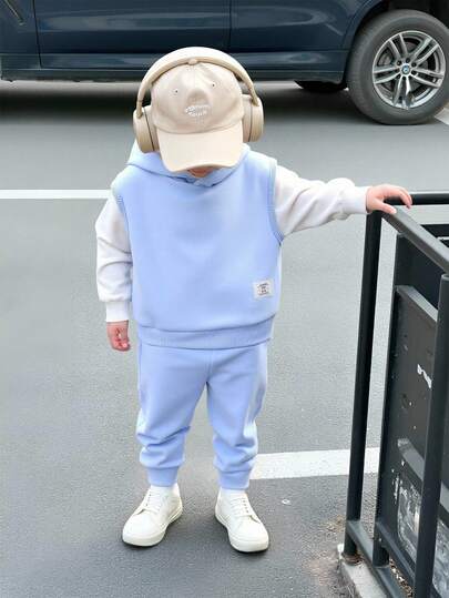 SHEIN 2 件套幼儿男童休闲韩版圆领白色卫衣、连帽无袖卫衣和灰色裤子，适合日常穿着、外出和上学，春秋季