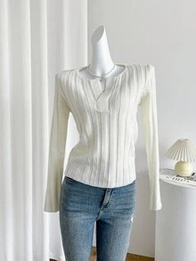 SHEIN LUNE كنزة صوفية قميص كلاسيكية بياقة على شكل حرف V مصنوعة من الأقمشة المحبوكة بشكل مضلع، بلون واحد، بتصميم ضيق، مقاومة للتكتل، بطول قصير، متعددة الاستخدامات للنساء، مناسبة للربيع والخريف - أبيض - مشاهدة 3