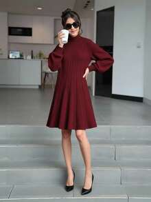 少女高领长袖收腰 A 字形针织中长连衣裙，适合秋冬季