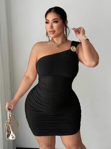 SHEIN SXY Plus Size Women's Sexy One-Shoulder Ruched Waist Gold Metal 3D Floral Decor Black Dress, Suitable For Everyday Wear, Festival, Date Night, Birthday, Bachelorette Party Outfit, Wedding, Elegant, Casual, Shopping, Streetwear, Going Out, Easy To Match & Looks Slim, Accent Your Body, Flatter The Figure - Black - View 4