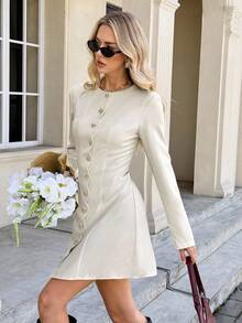 Serisse Modisches, einfarbiges Minikleid mit Rundhalsausschnitt, langen Ärmeln und Metallstern-Applikation, einreihig, für Herbst/Winter. Das taillierte, kurze Kleid mit V-Ausschnitt und hoher Taille schmeichelt der Figur und betont die Taille. Es eignet sich perfekt zum Kombinieren mit anderen Kleidungsstücken und lässt sich mühelos sowohl mit Business- als auch mit Freizeitkleidung tragen. Ideal für Shoppingtouren, Kurztrips oder festliche Anlässe. Auch als Winterkleid oder Weihnachtskleid geeignet. - Aprikosenfarben - Übersicht 1