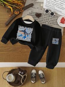 SHEIN Playful Pals 1 套年轻男孩休闲可爱意大利 Brainrot 图案运动衫和运动裤套装，鲨鱼印花和“TRALALERO TRALALA”图案圆领套头衫和裤子套装，秋冬 - 彩色 - 查看 3