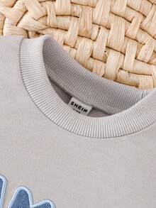 SHEIN Playful Pals 2 Stücke Baby Jungen/Mädchen Lässig Outfit Set, Englisch Buchstaben Muster Rundhals Langarm Top kombiniert mit modischen Englisch Buchstaben Muster Jeans Hose, geeignet für Zuhause, Camping, Party, Herbst