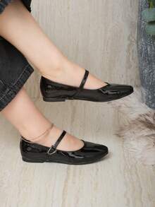 Estas sandalias tipo Mary Jane son ideales para ocasiones casuales, laborales o salidas semi-formales donde se requiere un look pulido pero relajado. Gracias a su diseño sobrio y elegante, son perfectas para combinar con pantalones rectos, vestidos midi o faldas fluidas. Están elaboradas en material sintético tipo recubierto que aporta un acabado brillante y sofisticado, con una suela plana de goma que brinda estabilidad - Negro - Ver 3