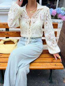 SHEIN Frenchy Elegante, locker geschnittene Jacquard-Bluse mit langen Ärmeln und Bindeband vorne. Französische Stickerei für bequeme Freizeitkleidung. Perfekt für Pendler und den Alltag. Die entspannte, aber schmeichelhafte Silhouette mit dem figurformenden V-Ausschnitt macht die Bluse zum idealen Begleiter. Perfekt für Wochenendausflüge, Freizeitaktivitäten, zum Kombinieren im Frühling und Herbst und für wechselhafte Temperaturen. - Aprikosenfarben - Übersicht 6