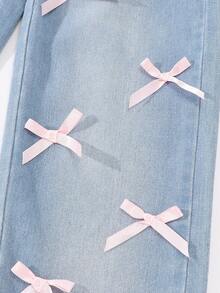 SHEIN Denimly Young Girl 阔腿牛仔裤。推荐甜美清凉的休闲学院风！蓝色牛仔裤，3D粉色蝴蝶结点缀，活力可爱。宽松舒适。百搭百搭，可与衣橱中大多数服装搭配。适合约会、日常上学、海滩度假或与朋友聚会。轻松打造俏皮可爱的少女造型，让小家伙在人群中脱颖而出。 - 淺色水洗藍 - 查看 4