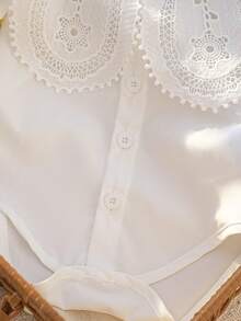 SHEIN Vintaside Kids 1件新生女嬰白色優雅秋季洗禮刺繡蕾絲領長袖開襟鈕扣休閒連身衣生日派對套裝 - 白色 - 查看 8
