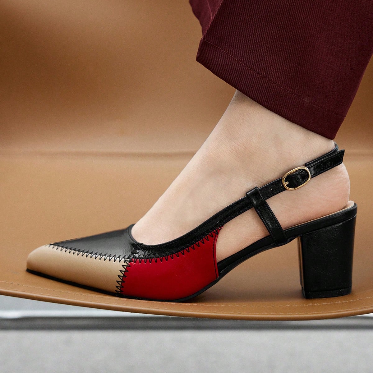 Zapatos de tacón alto con punta, en color negro y beige con costuras, de tacón grueso. Zapatos versátiles para uso diario, ideales para Navidad y p