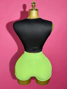 Slaydiva 2025 春夏新款波西米亚音乐节休闲复活节海滩度假派对街头时尚性感甜美可爱 Y2K 风格黑色弹力针织霓虹绿英文字母骷髅复古图案露肩短款背心搭配绿色高腰修身罗纹短裤 2 件套女式朋克上衣 Y2k 2 件套狂欢装 - 綠色 - 查看 2