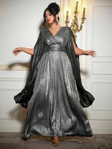 Roveilla 大码优雅派对金属色V领褶皱连衣裙，适合春秋季节穿着。另有大码晚礼服、大码缎面连衣裙、新娘母亲礼服、大码银色连衣裙、银色女士正式礼服、大码正式礼服、大码优雅派对连衣裙等款式可供选择。 - 銀色 - 查看 4