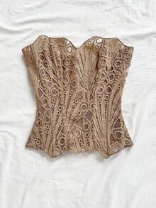 Soleia Top corset ajustado con encaje de doble capa y hombros descubiertos, estilo vanguardista y sexy para vacaciones, de moda europea y americana. Prenda moldeadora blanca con bordados calados, atuendo para club nocturno de mujeres.