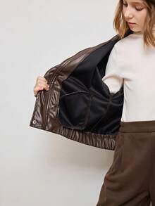 جاكيت جلدية بني فاتح متعددة الاستخدامات للفتيات المراهقات بطراز الشارع الرجعي، مزودة بياقة، حافة مطاطية، جيوب مائلة، أزرار على الأكمام، مناسبة للمدرسة والتنقل والسفر، يمكن ارتداؤها مع البلوزات ذات الأكمام الطويلة والسترات الصوفية والهوديس والبناطيل والجينز