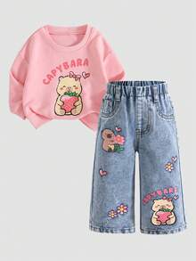 SHEIN Playful Pals Komplet bluzek dla dziewczynek, słodka kapibara z kreskówkową motywem, kwiat, bluzka z długim rękawem i nadrukiem truskawkowym + luźne, elastyczne spodnie jeansowe z prostymi nogawkami w kolorze jasnoniebieskim, dopasowany nadruk, wygodny strój na wiosnę/jesień na przyjęcie urodzinowe, do parku i podróży z kurtką