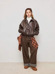 جاكيت جلدية بني فاتح متعددة الاستخدامات للفتيات المراهقات بطراز الشارع الرجعي، مزودة بياقة، حافة مطاطية، جيوب مائلة، أزرار على الأكمام، مناسبة للمدرسة والتنقل والسفر، يمكن ارتداؤها مع البلوزات ذات الأكمام الطويلة والسترات الصوفية والهوديس والبناطيل والجينز