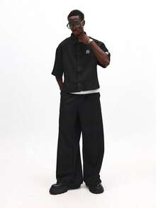 SUMWON 纹理纽扣衬衫，饰有小号Logo刺绣，休闲短袖款式，适合日常穿着，纯色 - 黑色 - 查看 3