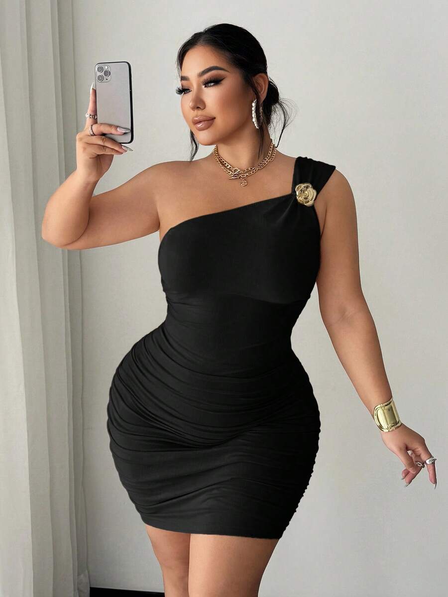 SHEIN SXY Plus Size Women's Sexy One-Shoulder Ruched Waist Gold Metal 3D Floral Decor Black Dress, Suitable For Everyday Wear, Festival, Date Night, Birthday, Bachelorette Party Outfit, Wedding, Elegant, Casual, Shopping, Streetwear, Going Out, Easy To Match & Looks Slim, Accent Your Body, Flatter The Figure - Black - View 1