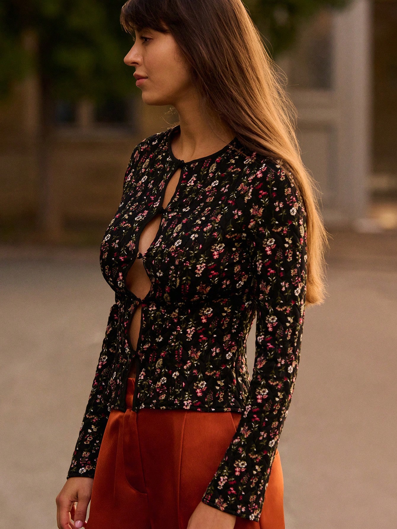 Jesienny czarny dopasowany top z kwiatowym nadrukiem zapinany z przodu na guziki i długimi rękawami Jesienne ubrania damskie Jesienne stylizacje Jesienne ubrania damskie Jesień Zima