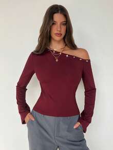 Aloruh Camiseta de manga larga para mujer, nueva para otoño/invierno, color rojo vino sólido, diseño de hombro oblicuo con ojales y remaches decorativos, uso casual y versátil para exteriores