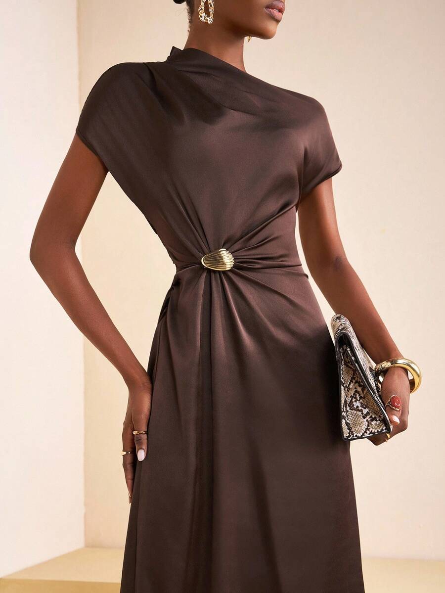 Zivah 2025 冬季新款新年情人节派对晚宴聚会约会生日派对学院风学生装日常外出百搭休闲邮轮旅行网红热销款优雅通勤商务休闲网红热销款不对称肩部短袖腰部褶皱装饰扣咖啡色缎面秋冬长裙派对礼服约会礼服圣诞礼服新年礼服女装