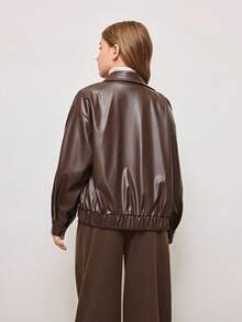 جاكيت جلدية بني فاتح متعددة الاستخدامات للفتيات المراهقات بطراز الشارع الرجعي، مزودة بياقة، حافة مطاطية، جيوب مائلة، أزرار على الأكمام، مناسبة للمدرسة والتنقل والسفر، يمكن ارتداؤها مع البلوزات ذات الأكمام الطويلة والسترات الصوفية والهوديس والبناطيل والجينز