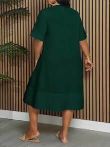 Slaydiva 大码优雅通勤度假日常宽松纯白色短袖V领A字及膝连衣裙，适合春夏穿着 - 墨綠色 - 查看 2