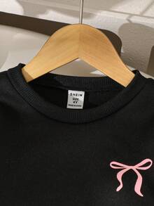 Genkimix Kids 女童春秋冬返校新款针织卫衣套装，可爱粉色蝴蝶结袖口，粉色3D立体蝴蝶结，黑色罗纹袖口、领口和下摆，长袖卫衣搭配粉色3D立体蝴蝶结蓝色牛仔裤，两件套，适合女孩穿着，可爱又淑女，适合日常、上学、外出、聚会等场合。 - 黑色 - 查看 3