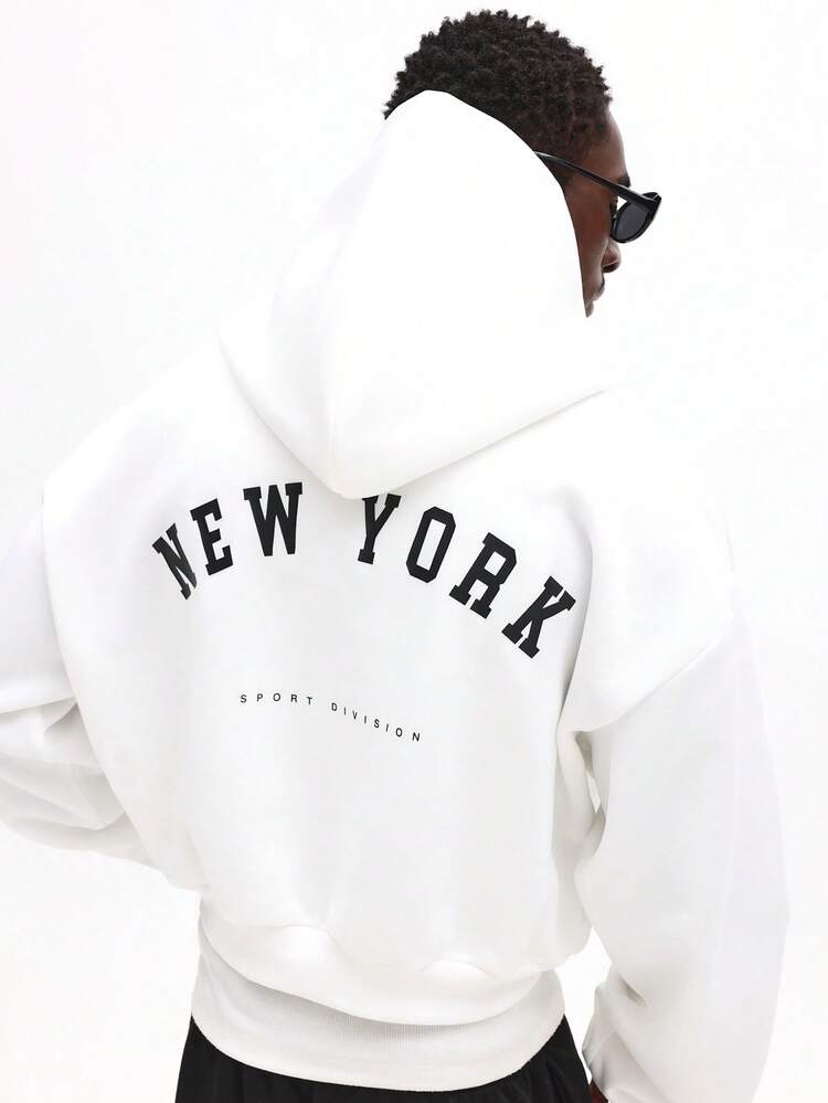 Luźna bluza z kapturem i kieszenią na środku