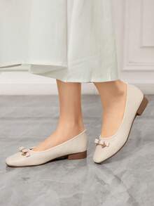 Sleekvia Talons hauts carrés élégants et esthétiques pour femmes, avec un bloc de couleurs noir et abricot, talon épais. Polyvalents pour les déplacements et les sorties, printemps