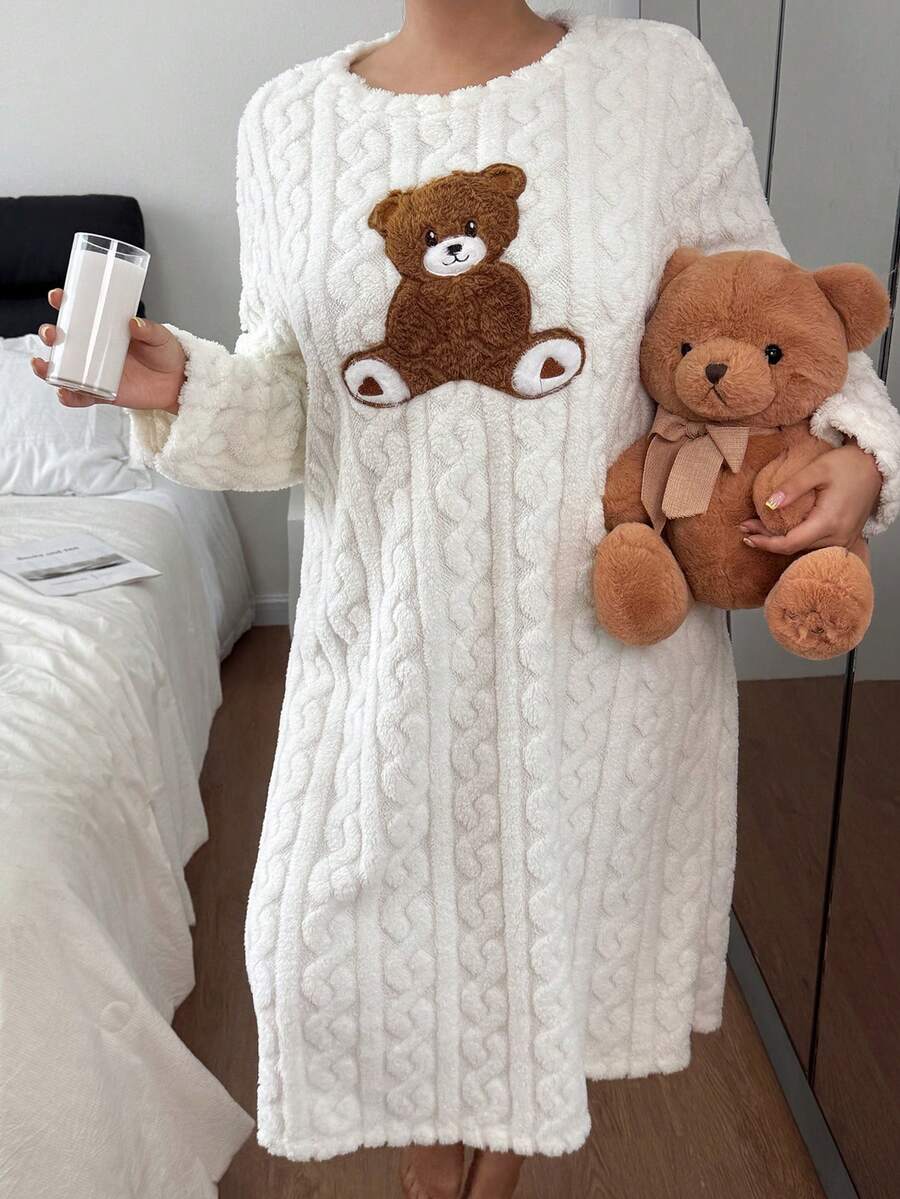 SHEIN فستان نوم طويل الأكمام مريح مطرز بشكل دب محبب للمقاسات الكبيرة، فضفاض ودافئ للشتاء - أبيض - مشاهدة 1