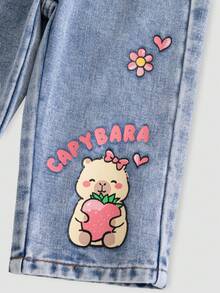 SHEIN Playful Pals Komplet bluzek dla dziewczynek, słodka kapibara z kreskówkową motywem, kwiat, bluzka z długim rękawem i nadrukiem truskawkowym + luźne, elastyczne spodnie jeansowe z prostymi nogawkami w kolorze jasnoniebieskim, dopasowany nadruk, wygodny strój na wiosnę/jesień na przyjęcie urodzinowe, do parku i podróży z kurtką