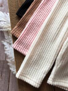 SHEIN Emery Rose Kids 4 Stücke/Set aus gerippten Freizeit-T-Shirts mit hohem Halsausschnitt für Kleine Mädchen, elastische Rollkragen-Unterhemden, geeignet für den alltäglichen Gebrauch, Winterpullover für Kleine Mädchen/Babys, Herbstkleidung für Mädchen, Herbst- und Winterkleidung, Winteroberteile, geripptes Rollkragenoberteil für Mädchen mit langen Ärmeln, warmer, einfarbiger Pullover für Kinder, kuscheliges Rollkragenoberteil aus Strick mit langen Ärmeln, solides geripptes Design für kaltes Wetter, unverzichtbarer gerippter Rollkragenpullover für Kleine Mädchen, weiches, langärmliges Strickoberteil