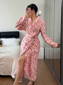 SHEIN 女士休闲豹纹提花羊毛披肩领长袍，系带腰身，秋冬豹纹蓬松长袍，舒适保暖 - 粉色 - 查看 4