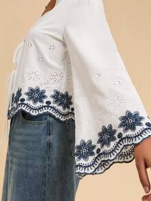 Travachic 女式花卉刺绣深V领系带喇叭袖时尚衬衫 - 白色 - 查看 7