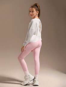 SHEIN Koszulka z długim rękawem dla nastolatek, biała, z wycięciem na plecach i modnym wzorem. 1 szt. Dziewczęca, wygodna, dzianinowa koszulka z długim rękawem, z wycięciem na plecach, do uprawiania sportu i rekreacji w pomieszczeniach i na świeżym powietrzu.