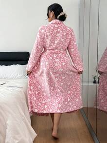 SHEIN 大码女式爱心图案舒适系带长款睡袍，带领子，秋冬季，蓬松粉色睡袍 - 彩色 - 查看 2