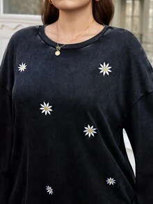 SHEIN LUNE Plus Size Casual Floral Embroidery Round Neck Drop Shoulder Sweatshirt, Autumn/Winter Plus Size Casual Long Sleeve Embroidered Snowflake Washed Loose Fit Crew Neck Pullover Sweatshirt,Fall Clothes For Women Winter Autumn Women Long Sleeve Tops Winter Tops For Women Plus Size Sweatshirts Tops For Women Plus Full Sleeve Tops,Black Top,Winter Clothes For Women,Christmas Outfit For Women,Christmas Jumper,Christmas Women's Clothing,New Year Outfit,Clothes For New Year,Thanksgiving Outfit For Women,Casual Daily Wear,Everyday Commute & Outdoor Essential,Commute,Minimalist,Simple Women Tops,Office Siren Style Outfits