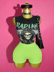 Slaydiva 2025 春夏新款波西米亚音乐节休闲复活节海滩度假派对街头时尚性感甜美可爱 Y2K 风格黑色弹力针织霓虹绿英文字母骷髅复古图案露肩短款背心搭配绿色高腰修身罗纹短裤 2 件套女式朋克上衣 Y2k 2 件套狂欢装 - 綠色 - 查看 5