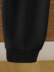 SHEIN Playful Pals 1 套年轻男孩休闲可爱意大利 Brainrot 图案运动衫和运动裤套装，鲨鱼印花和“TRALALERO TRALALA”图案圆领套头衫和裤子套装，秋冬 - 彩色 - 查看 5