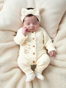 SHEIN 2 pièces Ensemble "Petite Sœur" Tenues de photographie pour nouveau-né fille brodées. Combinaison tricotée avec nœud papillon et bandeau. Tenue boutonnée pour séance photo, tenue de retour à la maison pour bébé