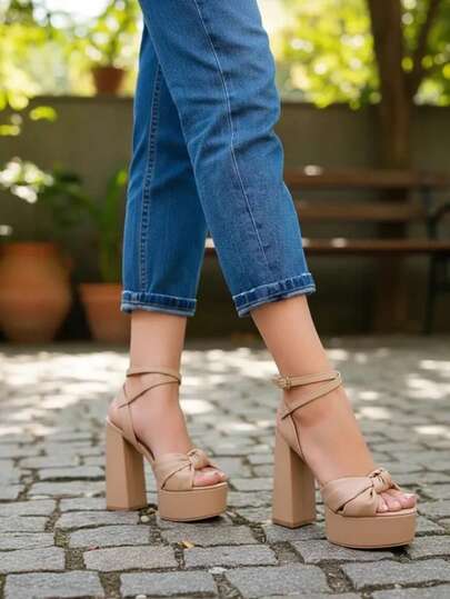 La Caprichosa sandalias de tacón alto de plataforma, sandalias de tacón grueso con pulsera ajustable, sandalias elegantes con nudo delantero, calzado femenino de moda para fiesta, sandalias modernas de plataforma alta, zapatos de tacón ancho cómodos para verano, sandalias con diseño cruzado en el empeine, calzado chic con tacón cuadrado, sandalias de vestir con cierre de hebilla, zapatos de fiesta con plataforma de moda, sandalias trendy para ocasiones especiales, calzado femenino para eventos formales,