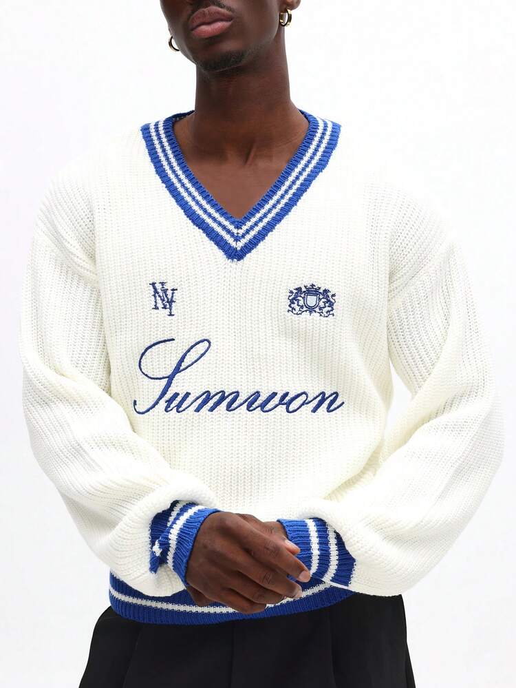 Krótki sweter z dzianiny z dekoltem w serek i haftem