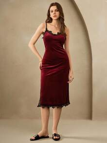 Anewsta Moireta 优雅侧开衩蕾丝边拼接装饰酒红色韩版丝绒女士吊带睡裙 丝绒吊带裙 女士睡衣家居服 女士蕾丝边吊带裙，冬季 - 酒紅色 - 查看 2