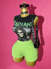 Slaydiva 2025 春夏新款波西米亚音乐节休闲复活节海滩度假派对街头时尚性感甜美可爱 Y2K 风格黑色弹力针织霓虹绿英文字母骷髅复古图案露肩短款背心搭配绿色高腰修身罗纹短裤 2 件套女式朋克上衣 Y2k 2 件套狂欢装 - 綠色 - 查看 1