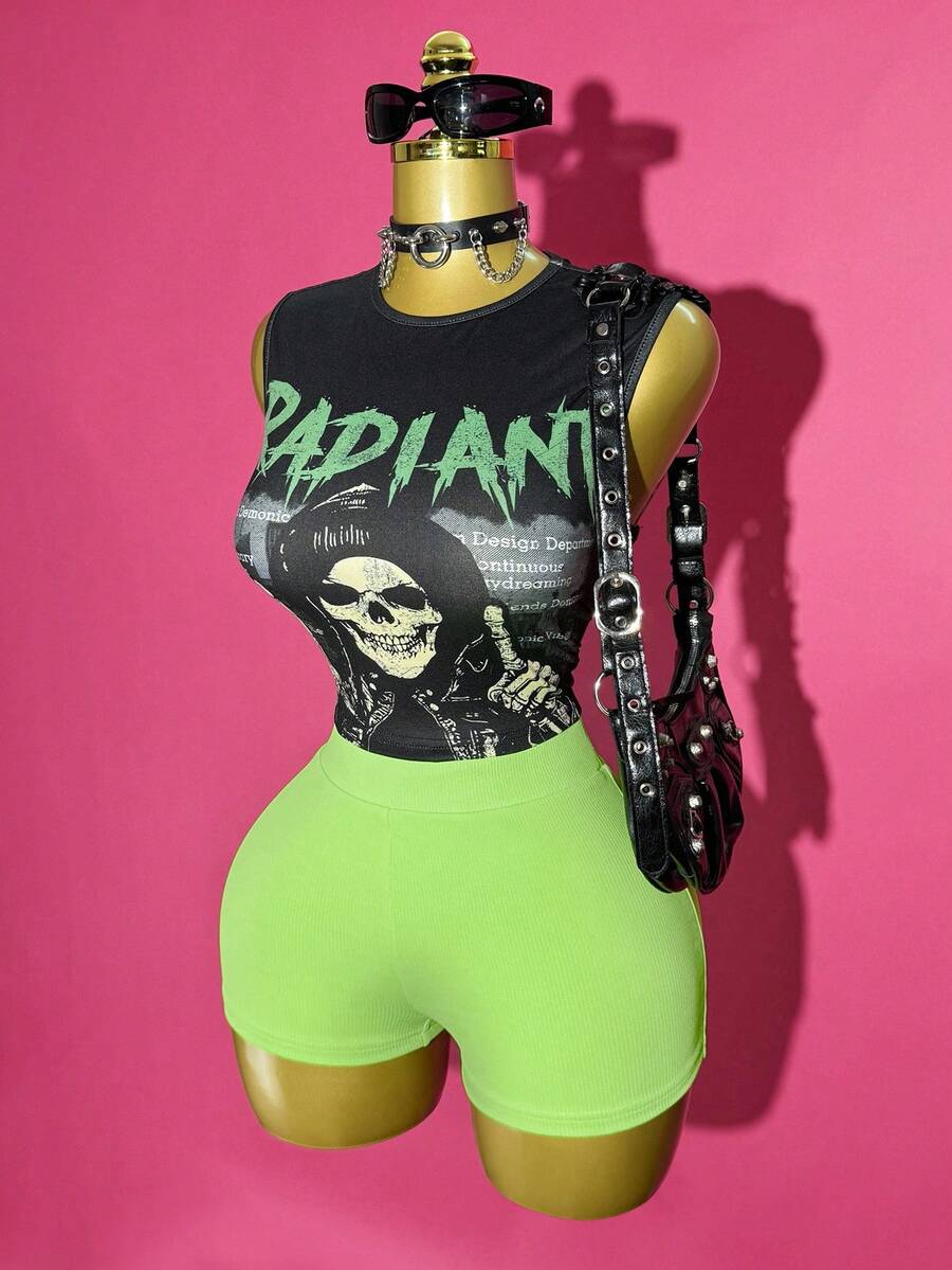 Slaydiva 2025 春夏新款波西米亚音乐节休闲复活节海滩度假派对街头时尚性感甜美可爱 Y2K 风格黑色弹力针织霓虹绿英文字母骷髅复古图案露肩短款背心搭配绿色高腰修身罗纹短裤 2 件套女式朋克上衣 Y2k 2 件套狂欢装 - 綠色 - 查看 1