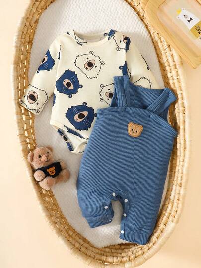 SHEIN Conjunto de 2 piezas de recién nacido varón: Mono de manga larga con estampado de rayas y dibujos de hueso de albaricoque, emparejado con mono con tirantes bordados de oso de peluche verde, estilo de otoño nuevo, elegante y personalizado