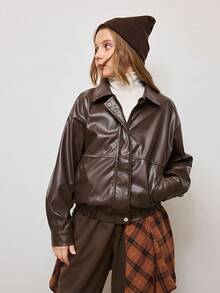 جاكيت جلدية بني فاتح متعددة الاستخدامات للفتيات المراهقات بطراز الشارع الرجعي، مزودة بياقة، حافة مطاطية، جيوب مائلة، أزرار على الأكمام، مناسبة للمدرسة والتنقل والسفر، يمكن ارتداؤها مع البلوزات ذات الأكمام الطويلة والسترات الصوفية والهوديس والبناطيل والجينز